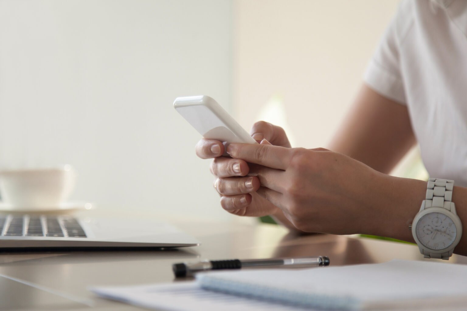 Conseillère AEGIS Courtage au téléphone avec un client