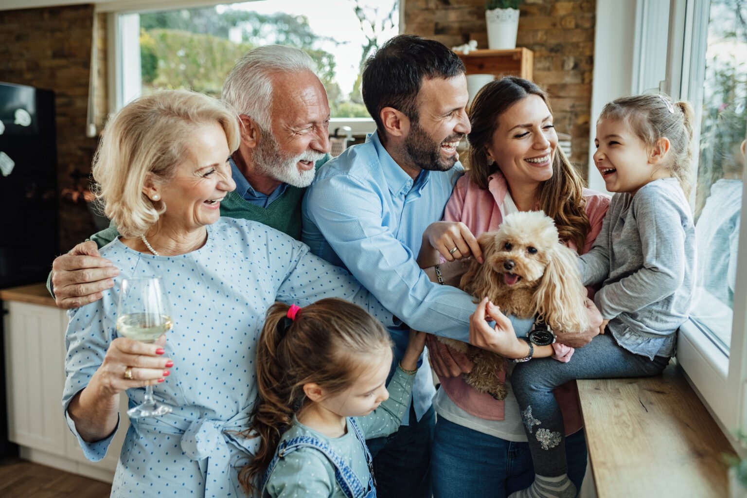 Famille multi-générations réunie à la maison