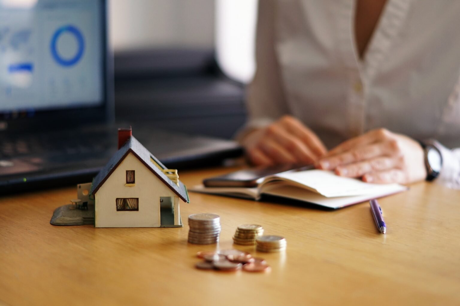 Personne réfléchissant à son crédit immobilier