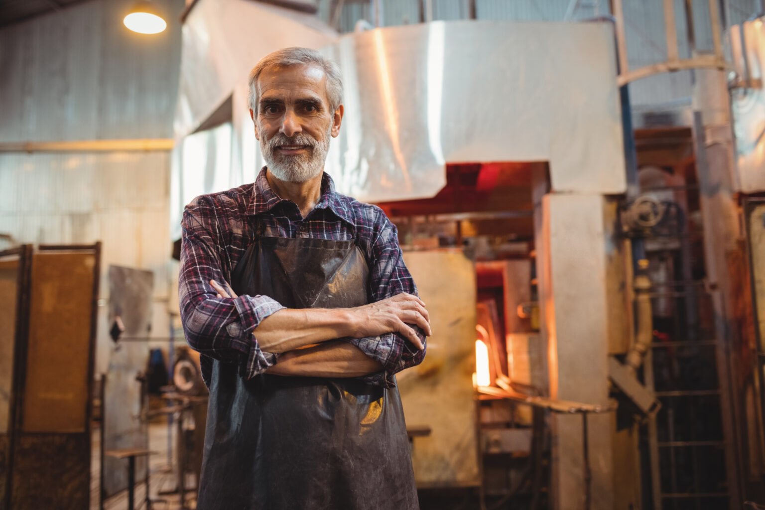 Artisan souffleur de verre dans son atelier