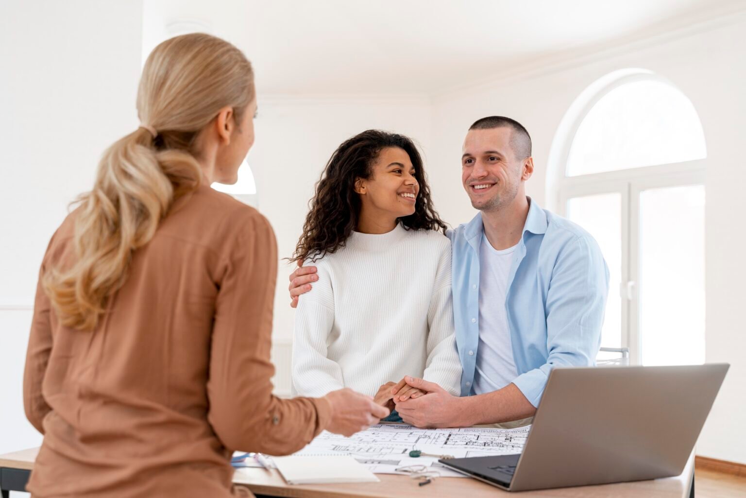 Un couple échange avec sa conseillère AEGIS