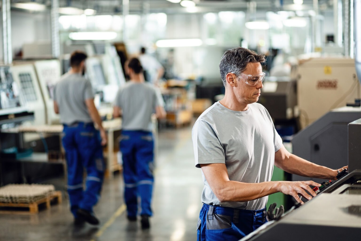 Opérateur sur machine-outil dans un atelier industriel