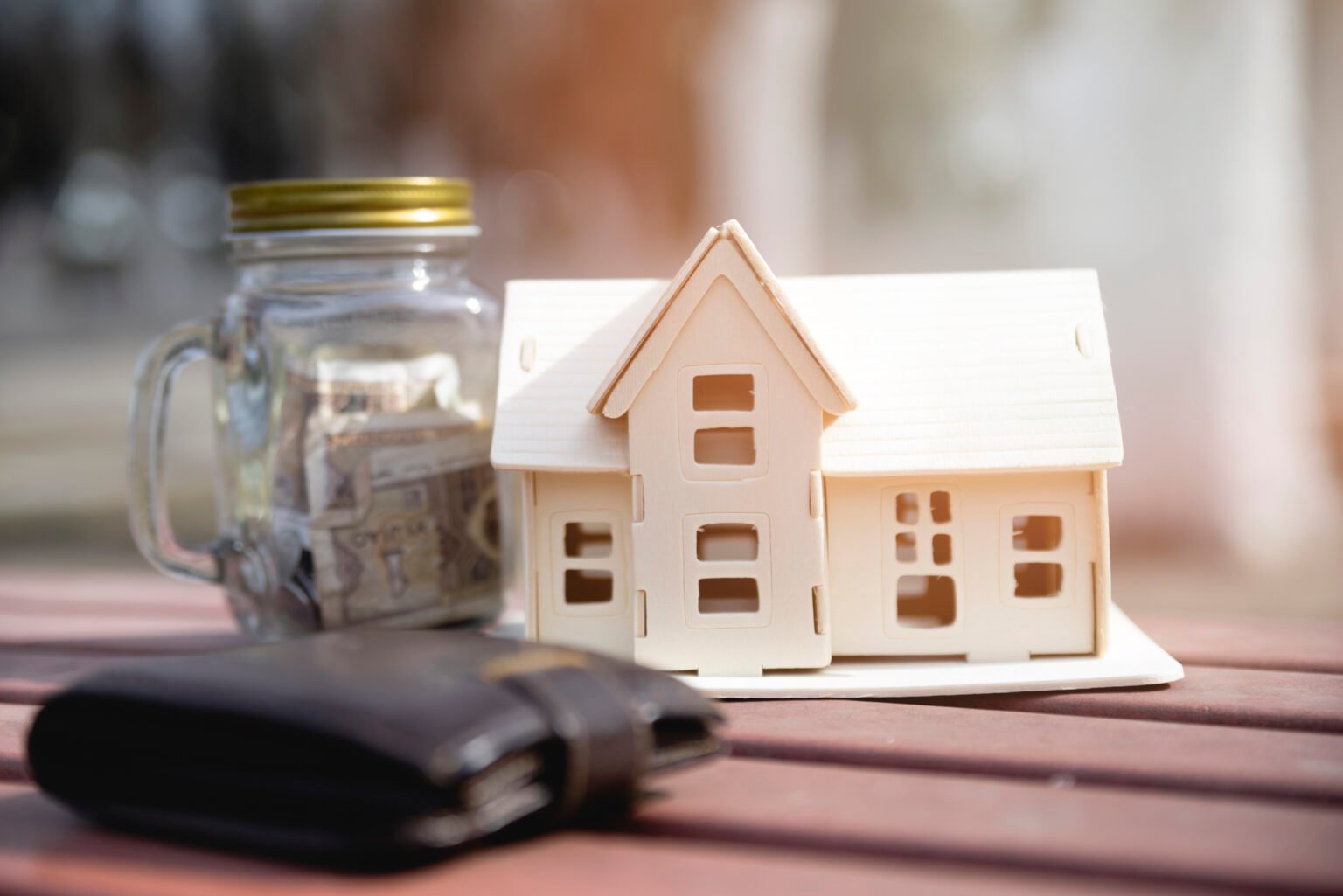 Maison miniature et tirelire, symbole d'économies sur son crédit